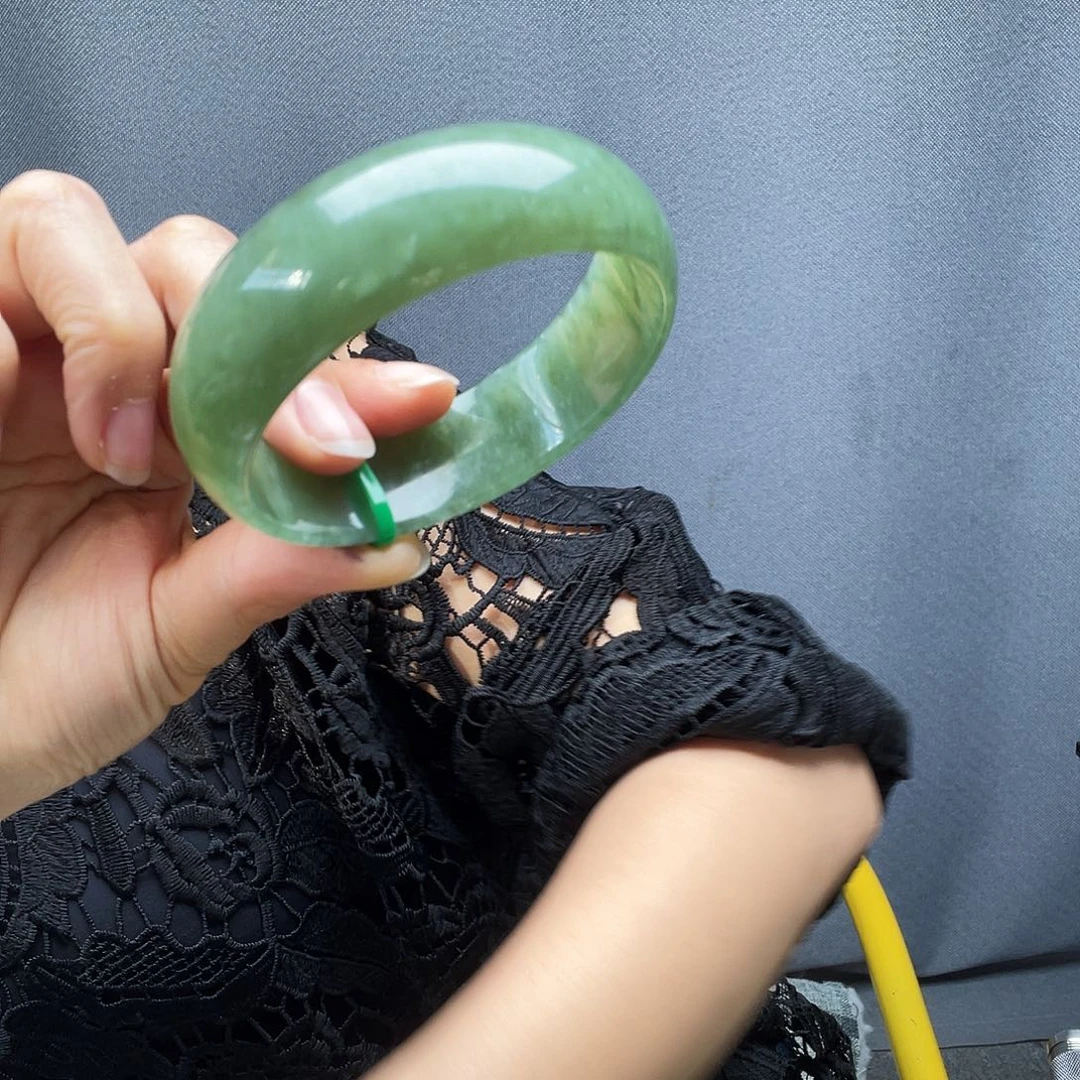 浅***陌和田玉未镶嵌手镯