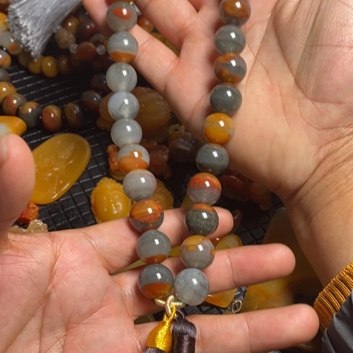 石英质玉（黄龙玉）未镶嵌颈饰