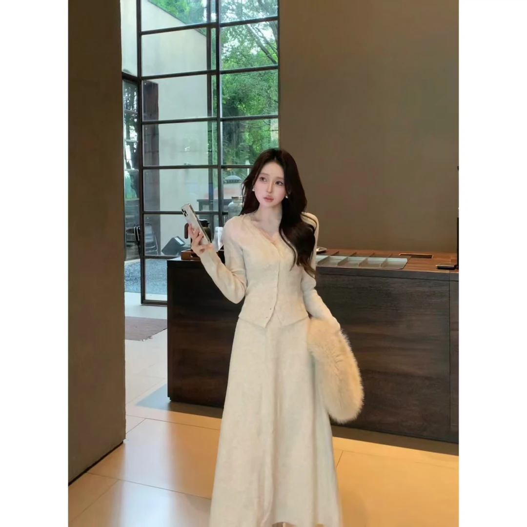 2025年秋季法式气质时尚穿搭蕾丝v领拼接开衫毛衣+半身裙两件套女