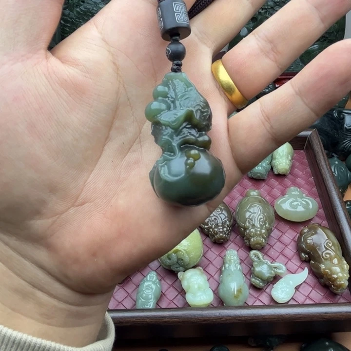 和田玉未镶嵌把件