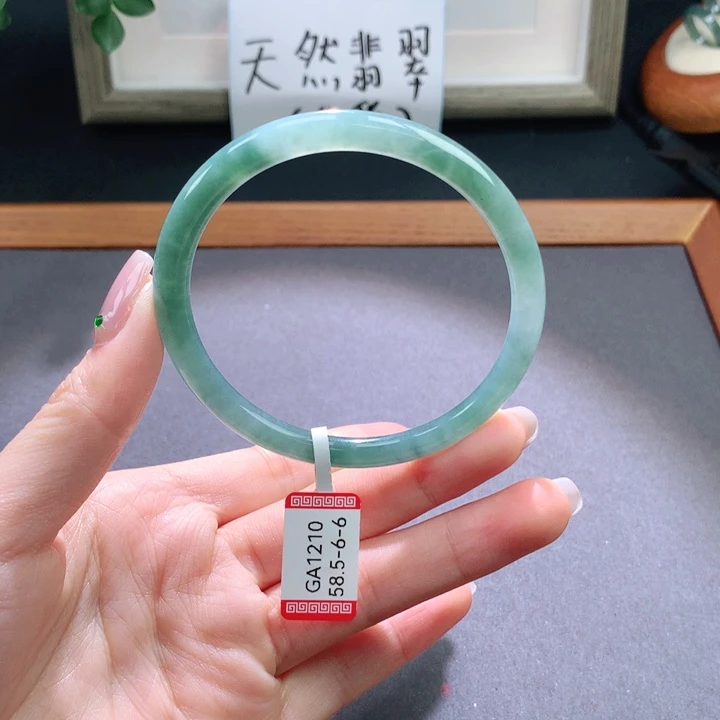 翡翠手镯未镶嵌天然翡翠手镯