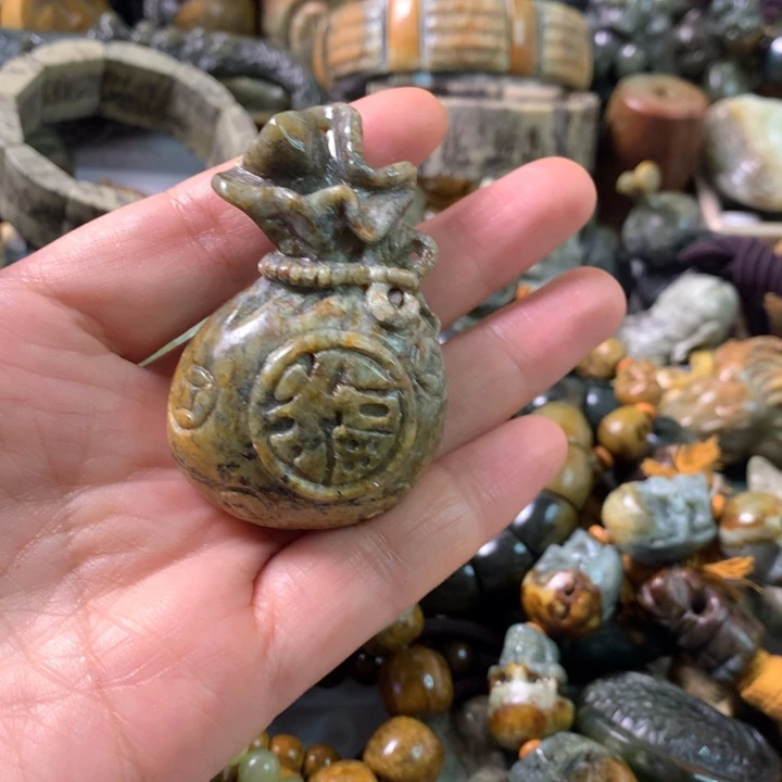 未镶嵌岫岩河磨玉（透闪石质玉）把件