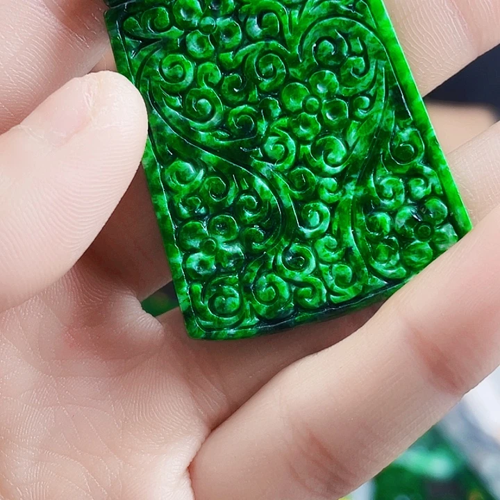 翡翠18K金镶嵌颈饰多样性