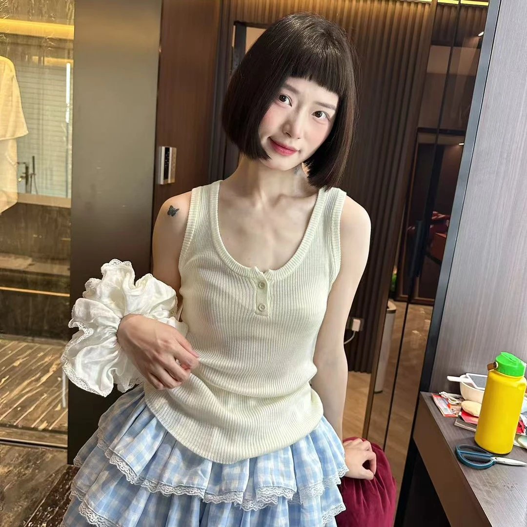 wyd小樱桃 奶油白U领排扣软糯针织背心