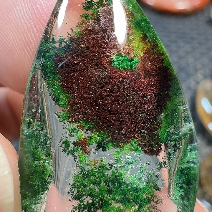 苏***都未镶嵌颈饰水晶好