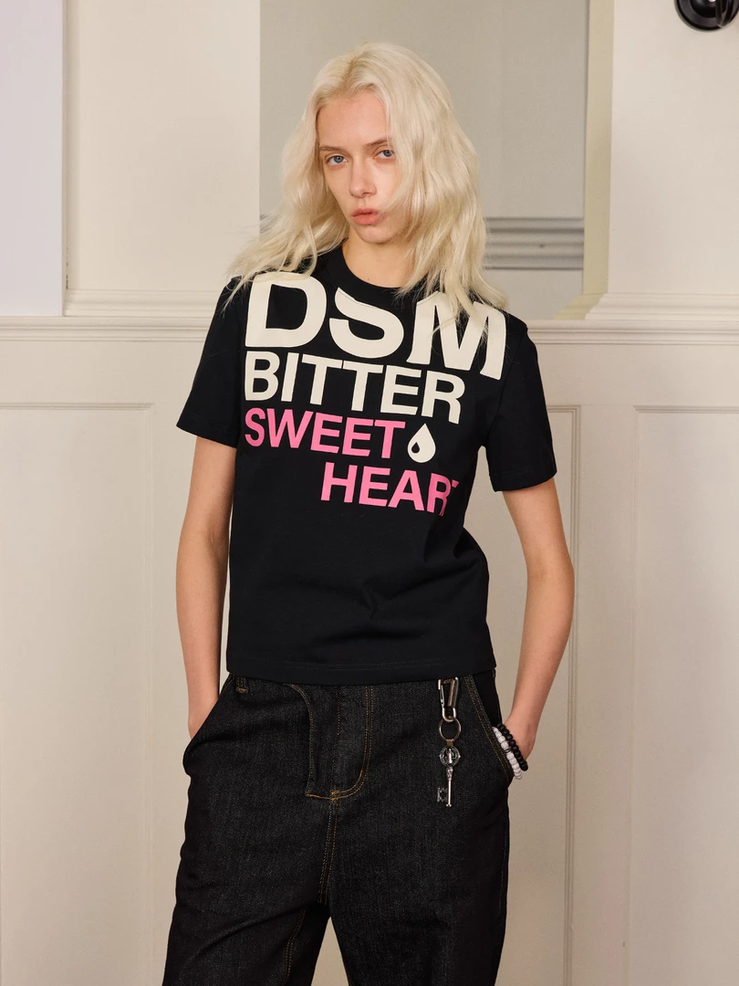 【苦命甜心】DONSMOKE字母排版印花速干紧身短袖正肩微弹短款T恤