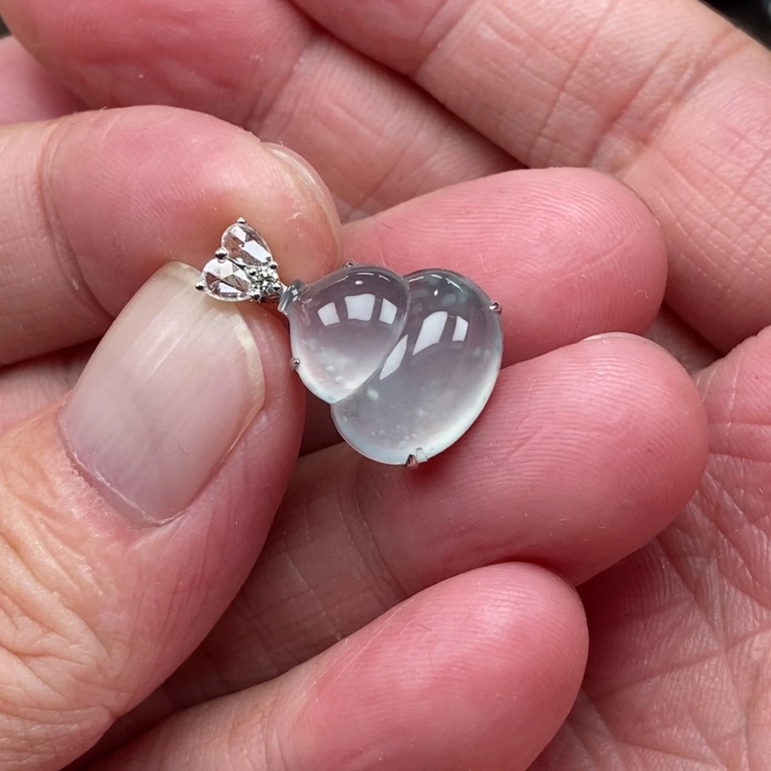 翡翠18K金镶嵌颈饰葫芦