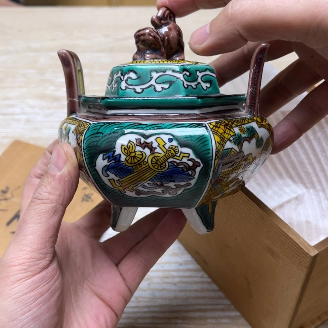 瓷片和**都密密麻麻地排列着一个