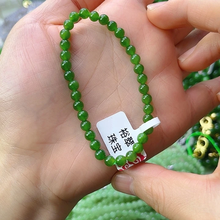 金***山和田玉未镶嵌颈饰