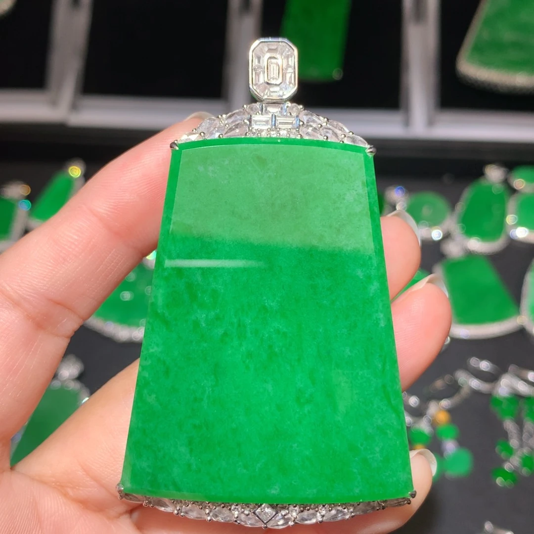 翡翠颈饰18K金镶嵌黛*儿翡翠