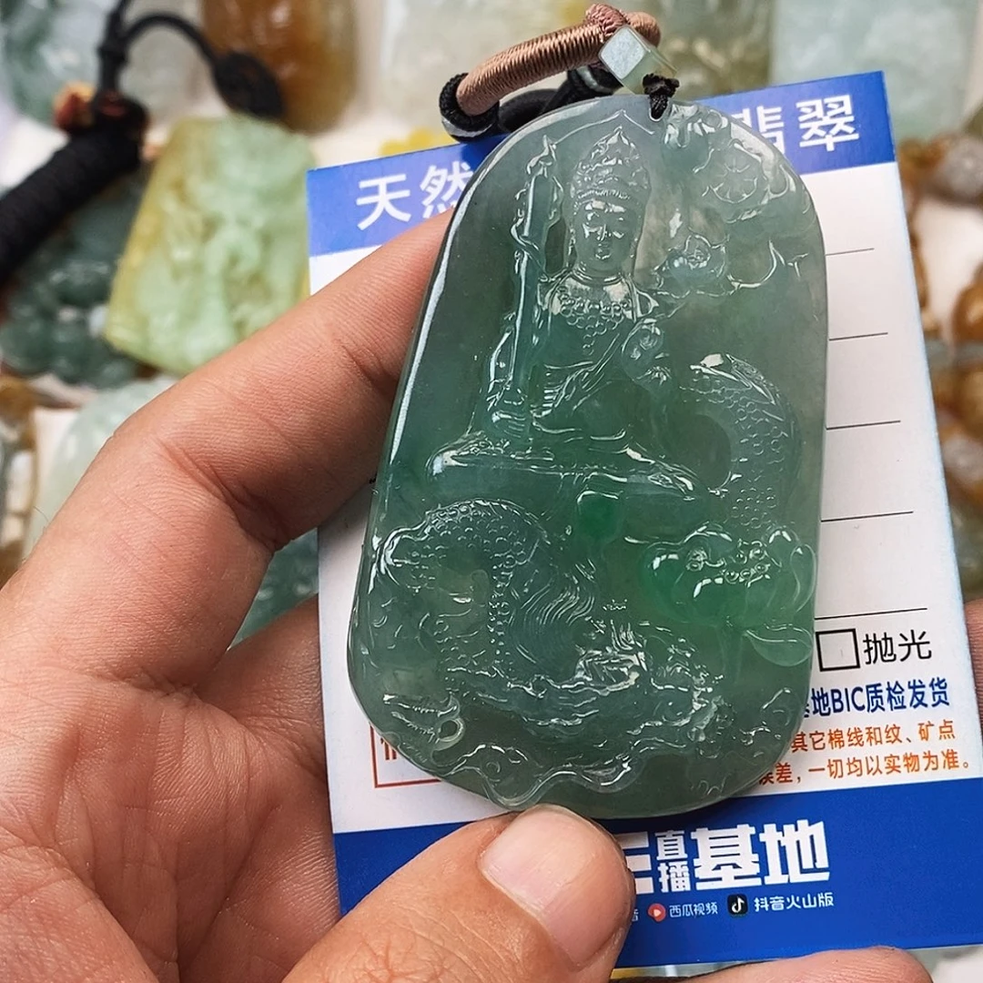 翡翠未镶嵌颈饰御龙观音
