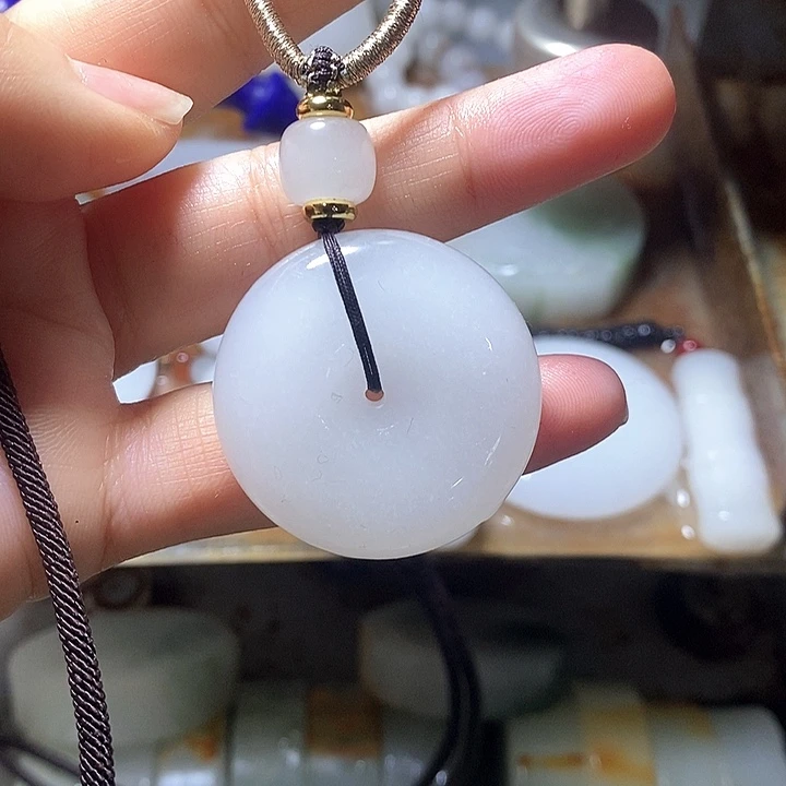 石英质玉颈饰未镶嵌一***。