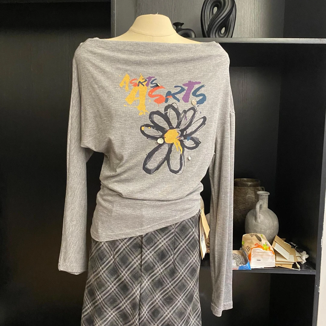 901877（mosu.新款）甜辣复古减龄涂鸦印花设计显瘦针织衫
