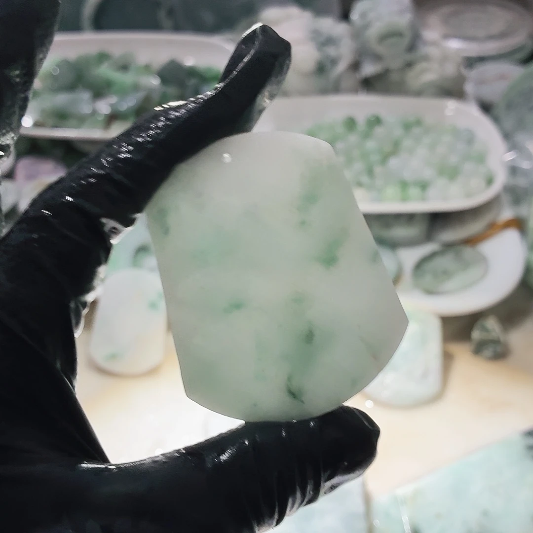 翡翠未镶嵌颈饰边角料