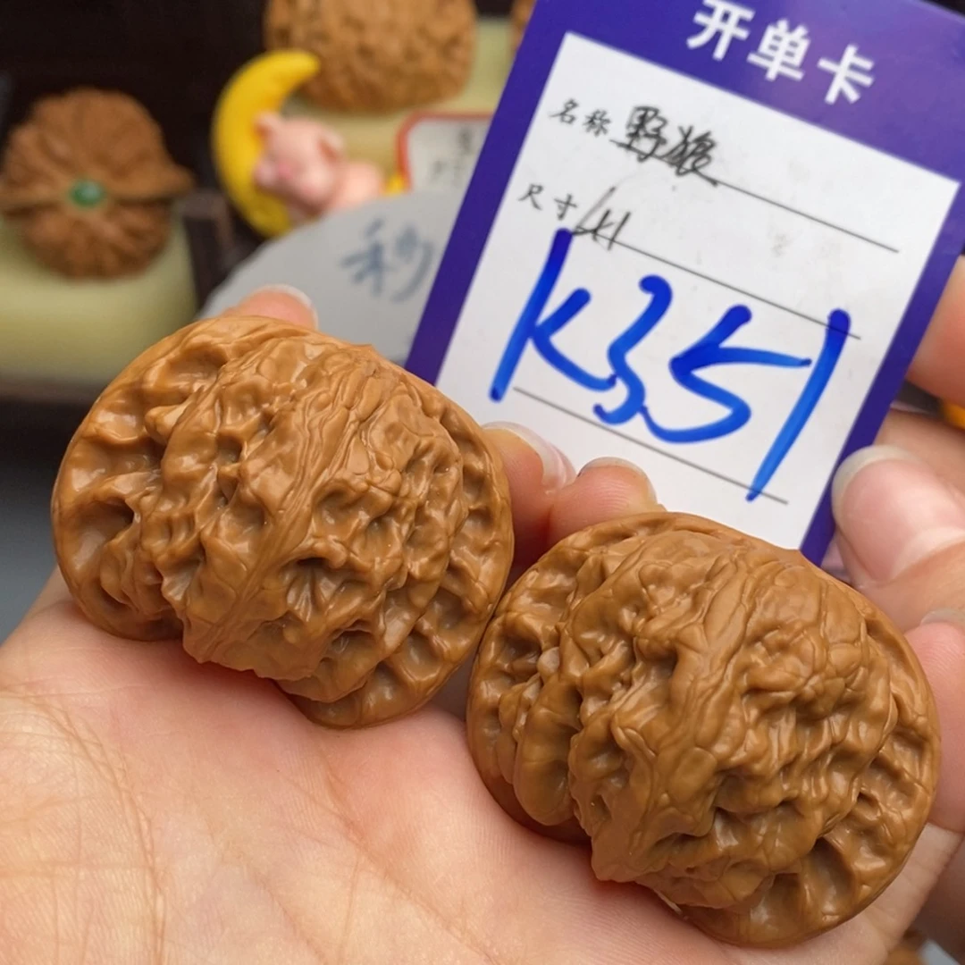 文玩核桃吊坠野狼