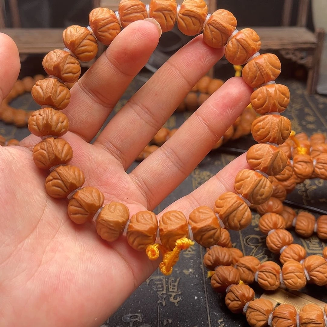 桃核吊坠桃和手持