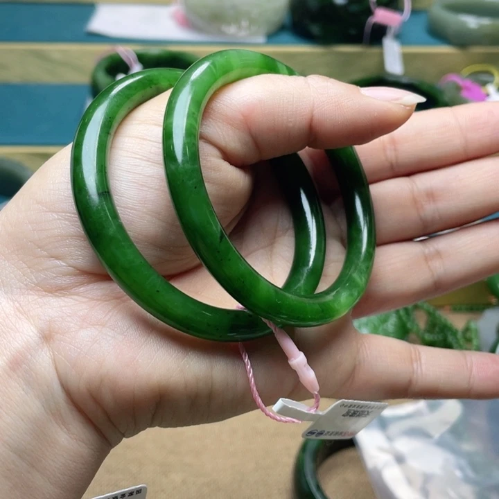 和田玉手镯56圈口。编号85未镶嵌ㅤ**