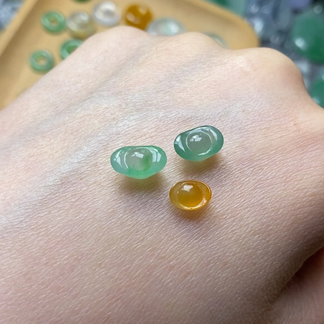 翡翠未镶嵌颈饰鐘*翡翠