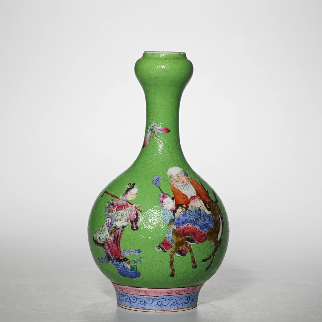 4053清晚期-民国·绿地轧道粉彩人物蒜头瓶【古董拍卖】