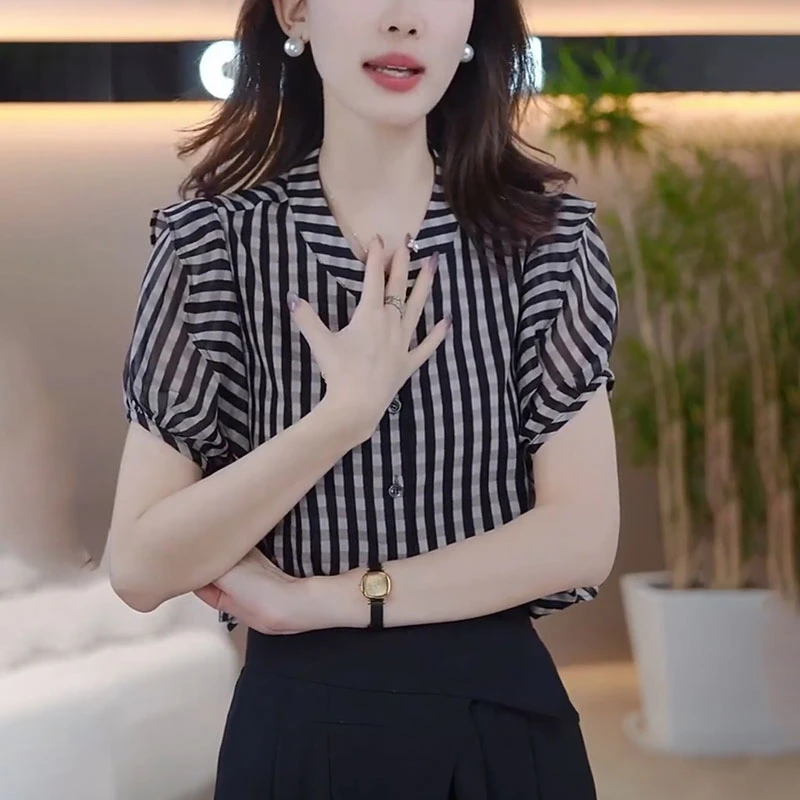 条纹v领衬衫女士2025夏季宽松型时尚洋气减龄高级感短袖休闲上衣