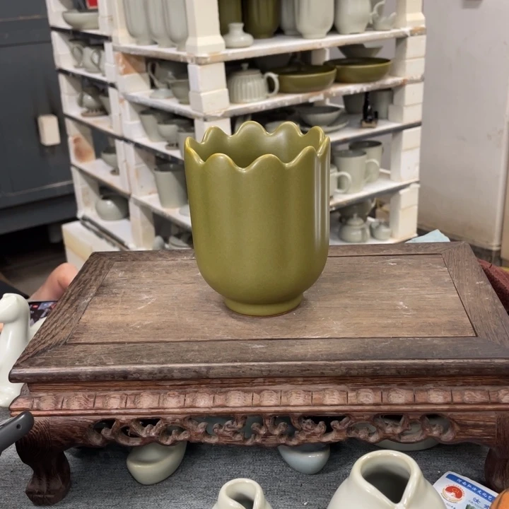 摆件茶叶末釉深莲花笔筒