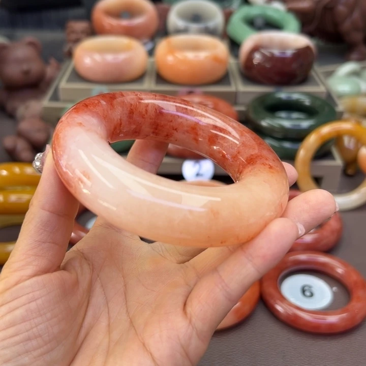 未镶嵌手镯石英岩玉大**乔