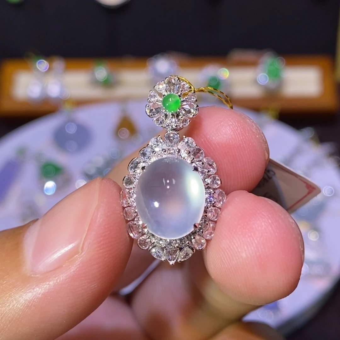 【闪购商品】颈饰18K金镶嵌翡翠