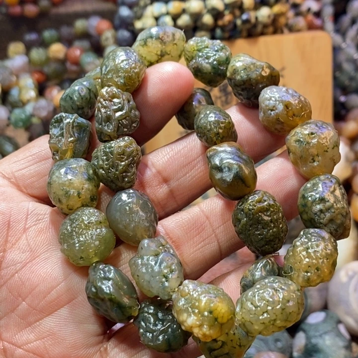 只买单纯的吊坠，没带链子，属的性质。戈壁石，戈壁石