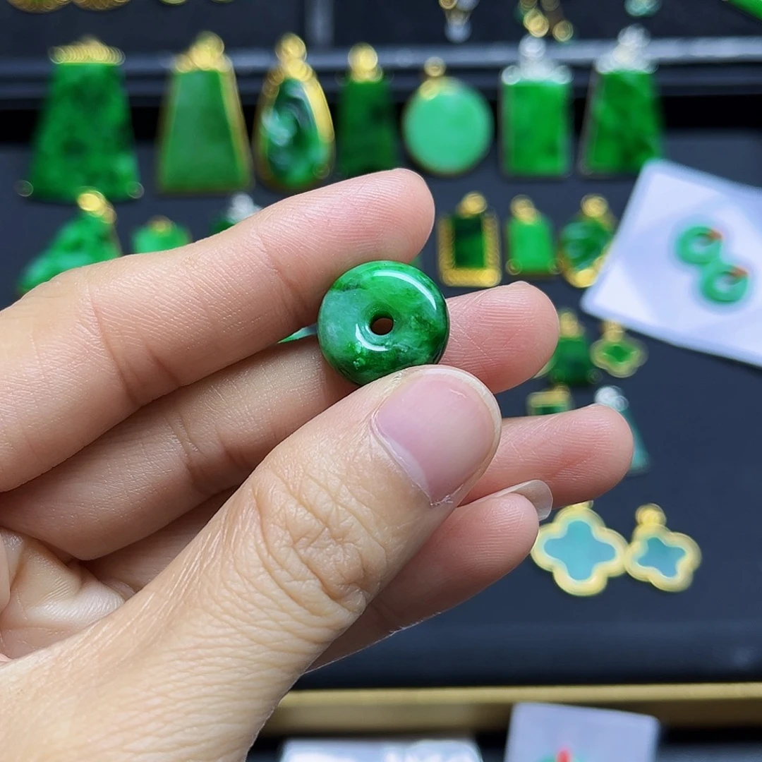 翡翠未镶嵌颈饰有纹裂