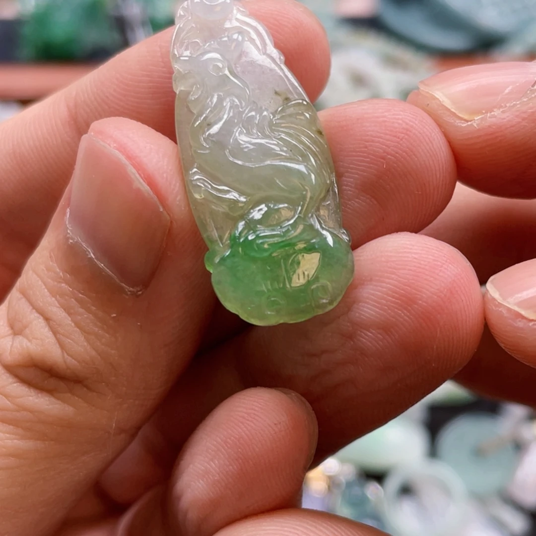 翡翠未镶嵌颈饰鸡牌