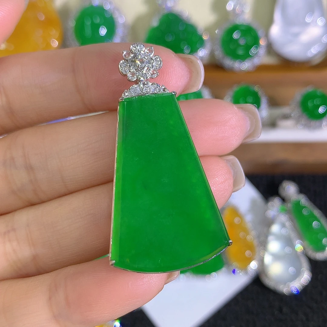 翡翠18K金镶嵌颈饰无事牌