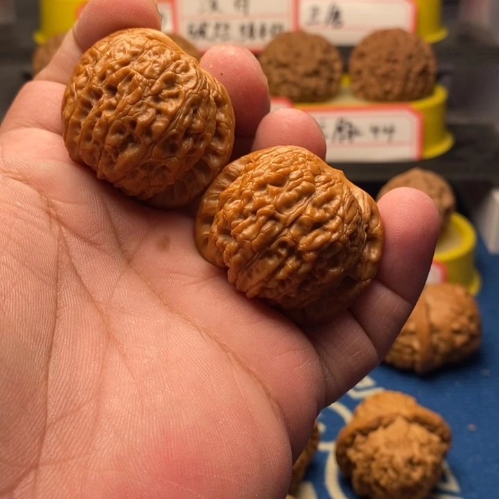 吊坠文玩核桃血麒麟40修尖