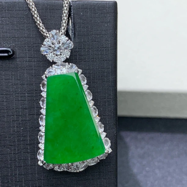 新品推荐·18K金冰阳绿无事牌满绿翡翠玉石缅A吊坠冰透