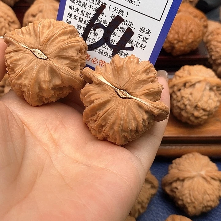 吊坠桃核白狮子头43