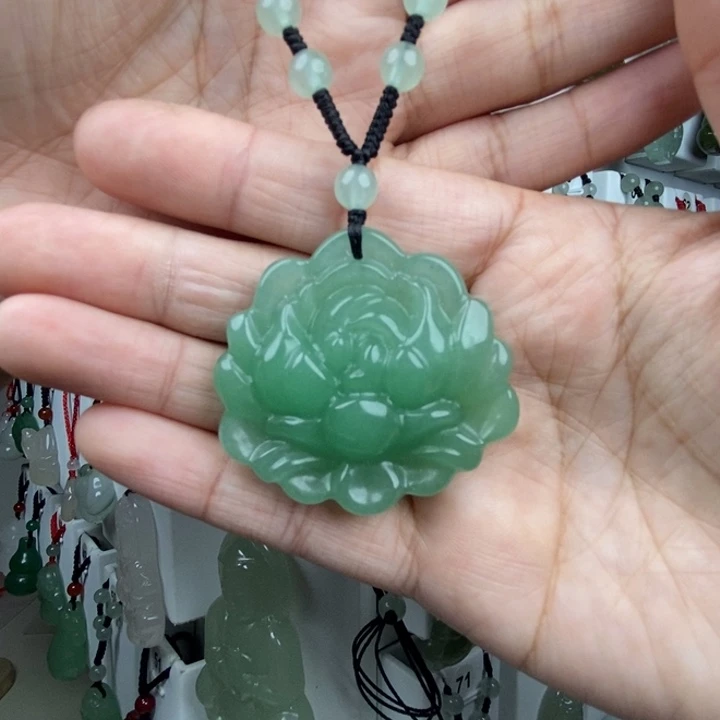 若***见石英质玉未镶嵌颈饰