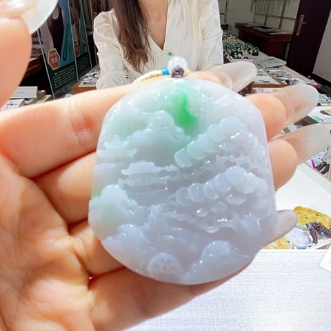 翡翠未镶嵌颈饰一个