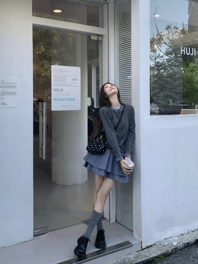 韩系气质灰色圆领蕾丝毛衣女2025秋季新款古百搭半身裙两件套装