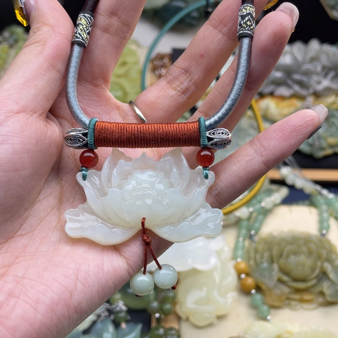 蛇纹石玉颈饰未镶嵌