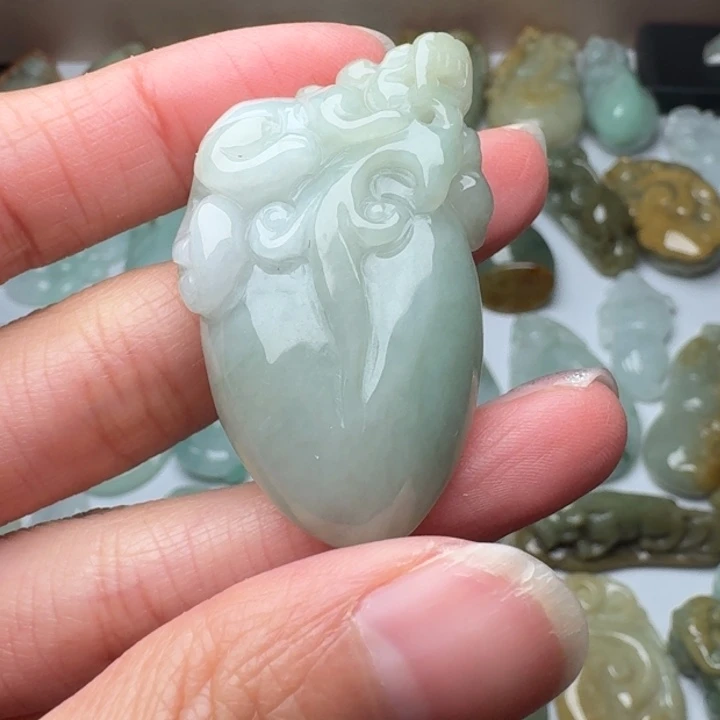 翡翠未镶嵌颈饰福瓜貔貅