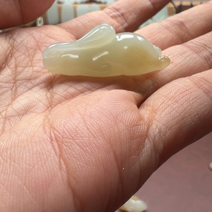 和田玉未镶嵌颈饰且末兔子