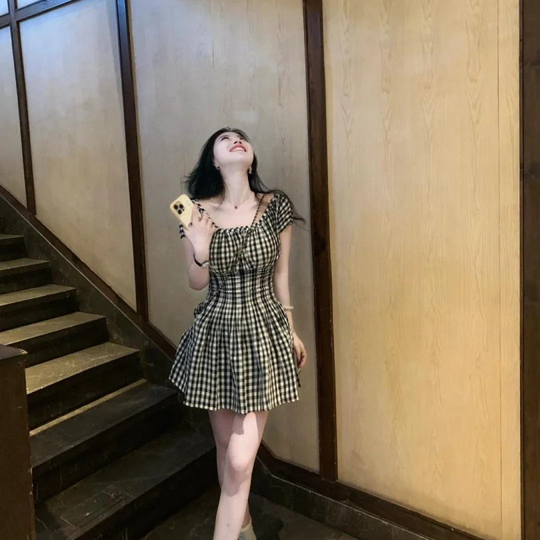 法式甜美黑白格子褶皱泡泡短袖收腰显瘦连衣裙百搭减龄洋气短裙女