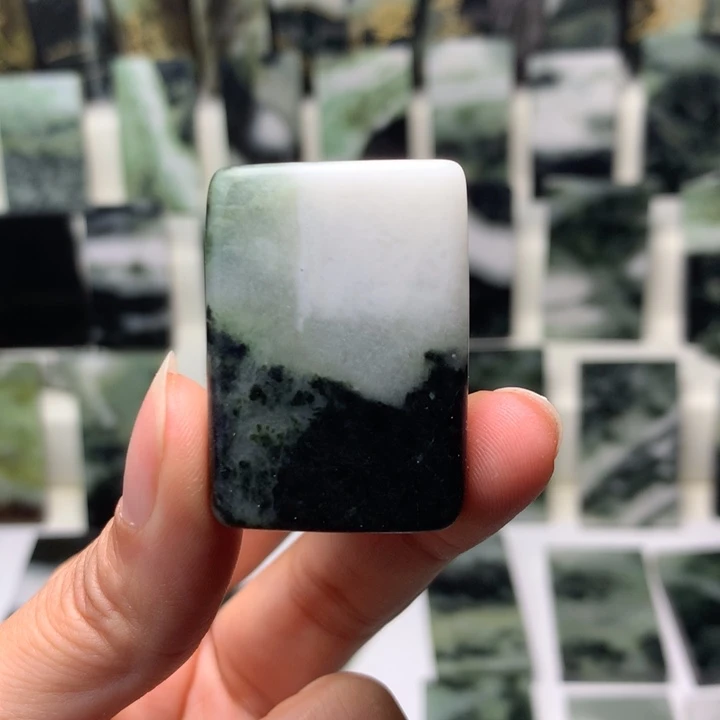 独山玉颈饰未镶嵌