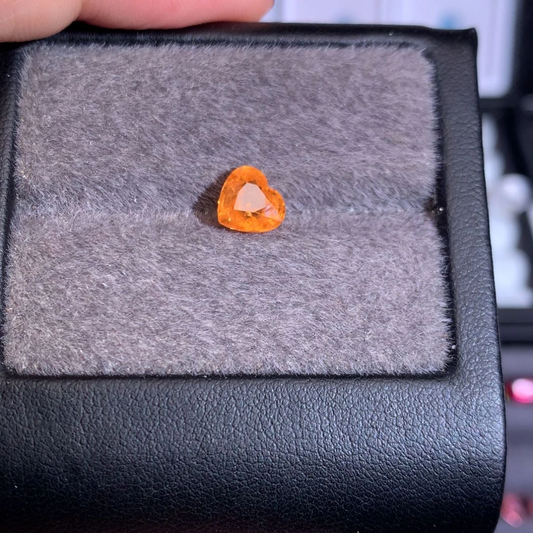 未镶嵌裸石石榴石（芬达石）2.345ct
