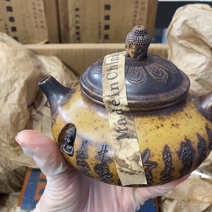 紫砂茶壶原矿泥料手工制作的一把紫砂壶。