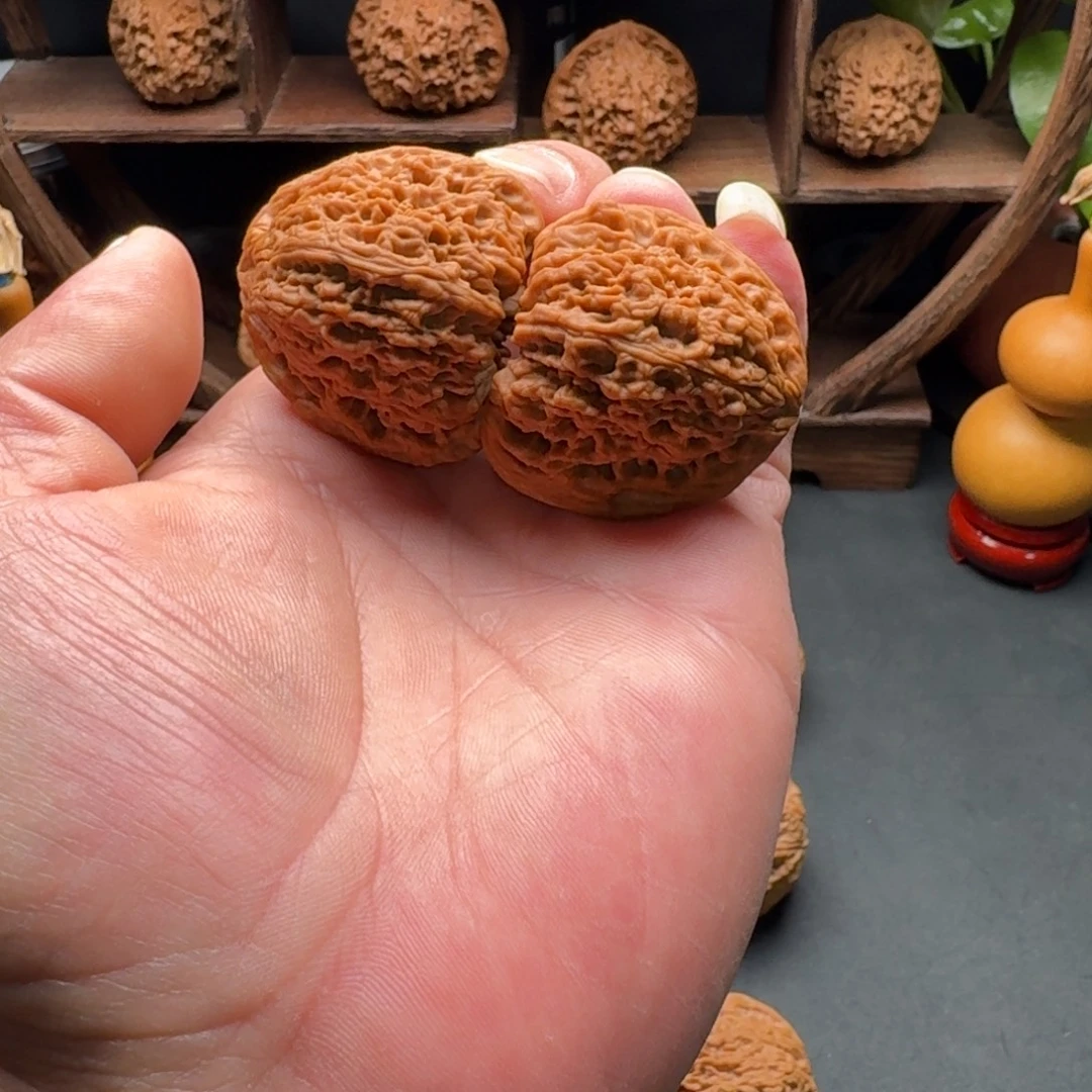 文玩核桃把件涿鹿南疆三角桩型溜肩膀拉丝纹凹底尺寸40.5