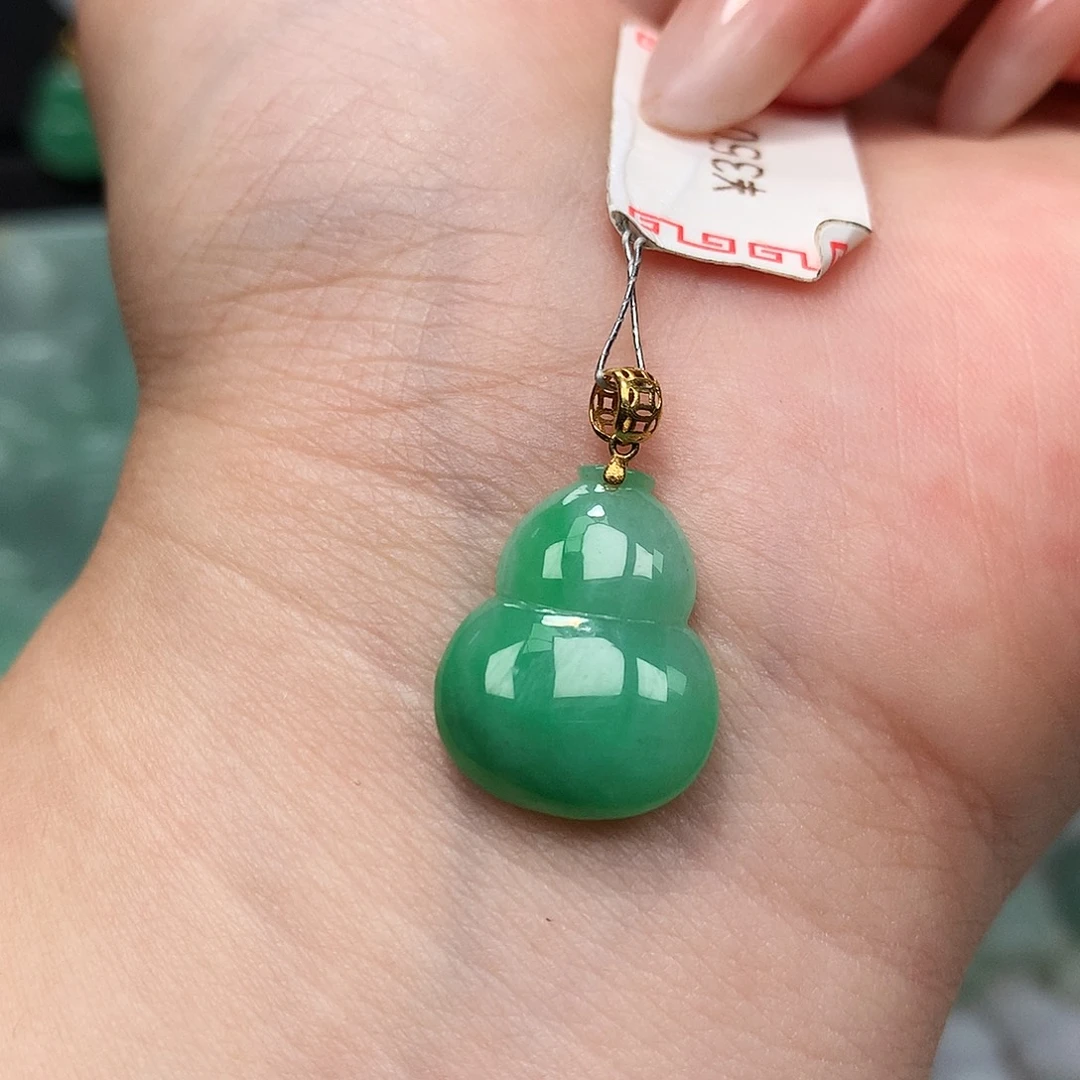 翡翠未镶嵌颈饰葫芦