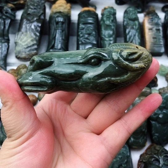 未镶嵌岫岩河磨玉（透闪石质玉）把件