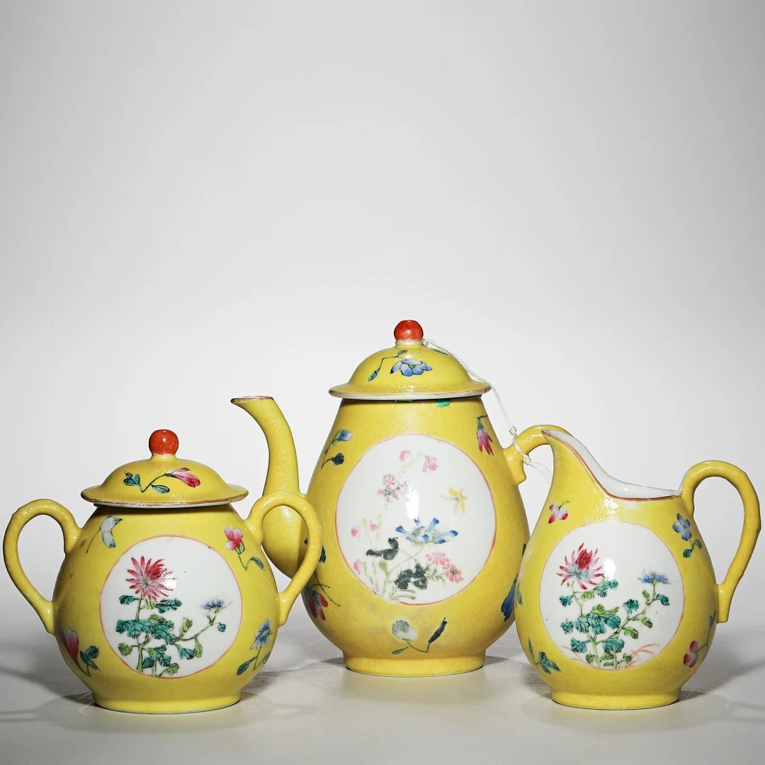 3370民国·黄地轧道粉彩开窗花卉纹壶三只【古董拍卖】