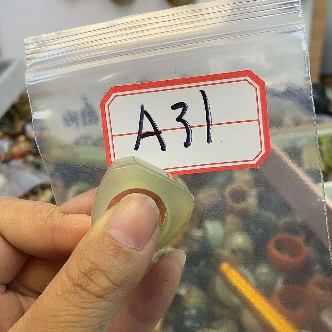 ****.蛇纹石玉未镶嵌颈饰