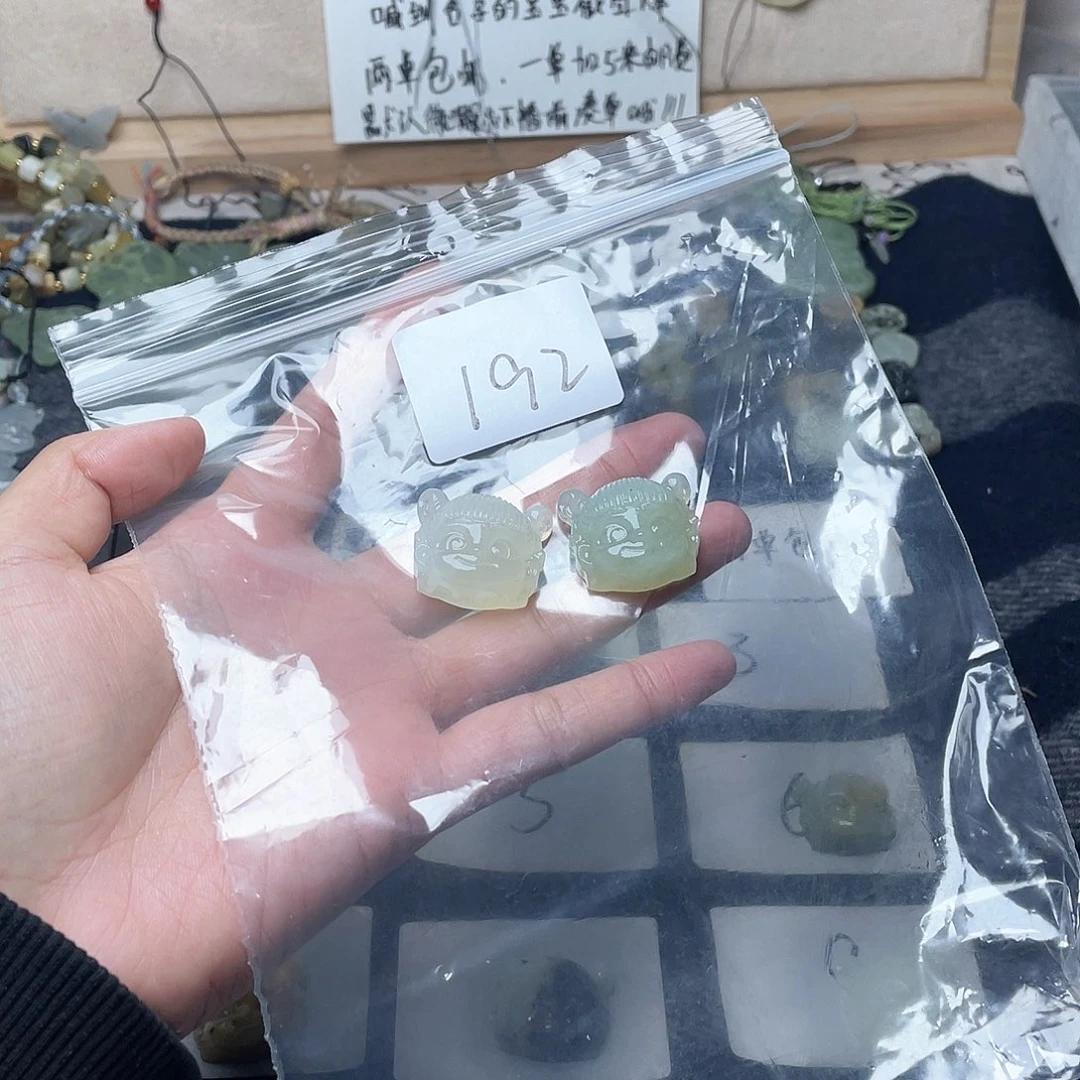 蛇纹石玉颈饰未镶嵌是**呀